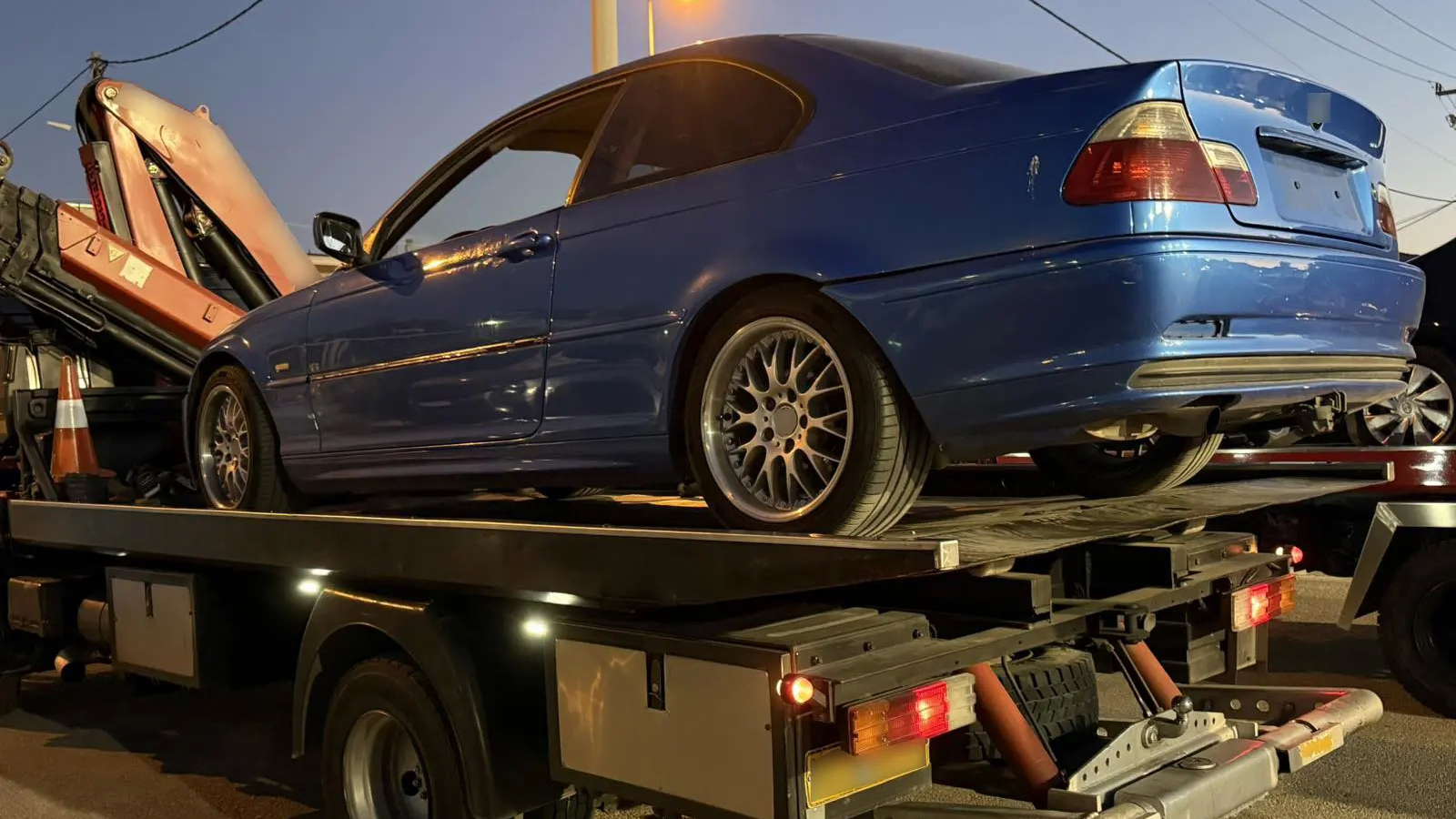 ΕΛ.ΑΣ.: «Ντου» σε Άνω Λιόσια & Φυλή, 11 Ι.Χ. έφυγαν με γερανό